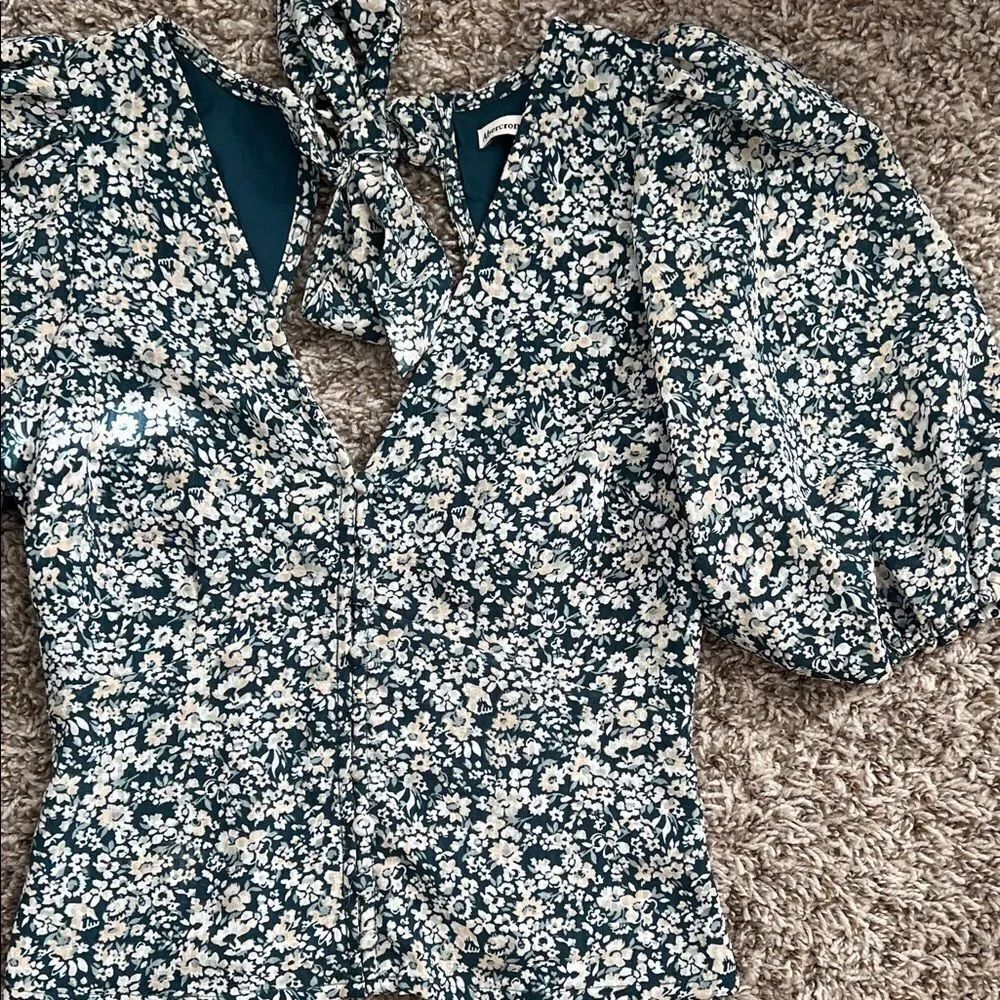 Like New! Abercrombie and Fitch Puff Sleeve Tie back Floral Top in Size XS - Picture 13 of 14